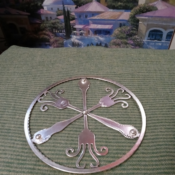 Wrought Iron Spanish Revival Medieval footed fruit basket & Hot Pot Holder🍜 - Picture 15 of 16